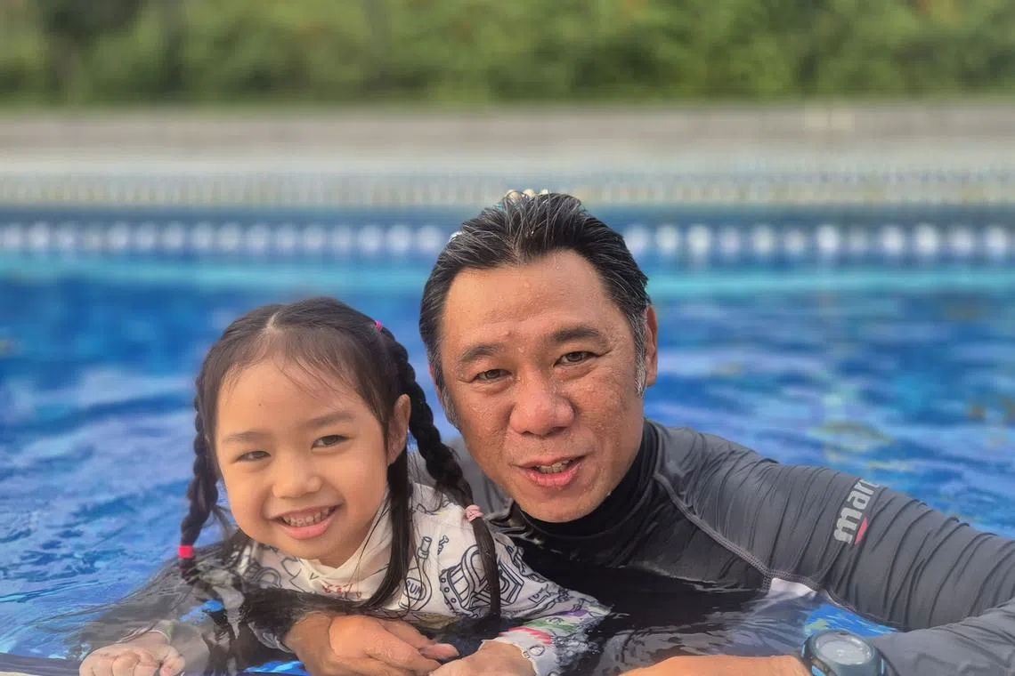 彭新庆办游泳学校，女儿彭慧也学游泳，他希望女儿能从中培养韧性。（受访者提供）