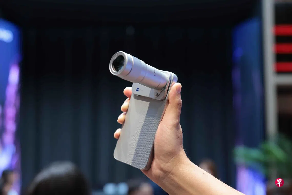 Vivo X300 FE安装增距镜的过程简单，只须套上专用手机壳，装上转接环，再接上镜头即可。 （厂商提供）