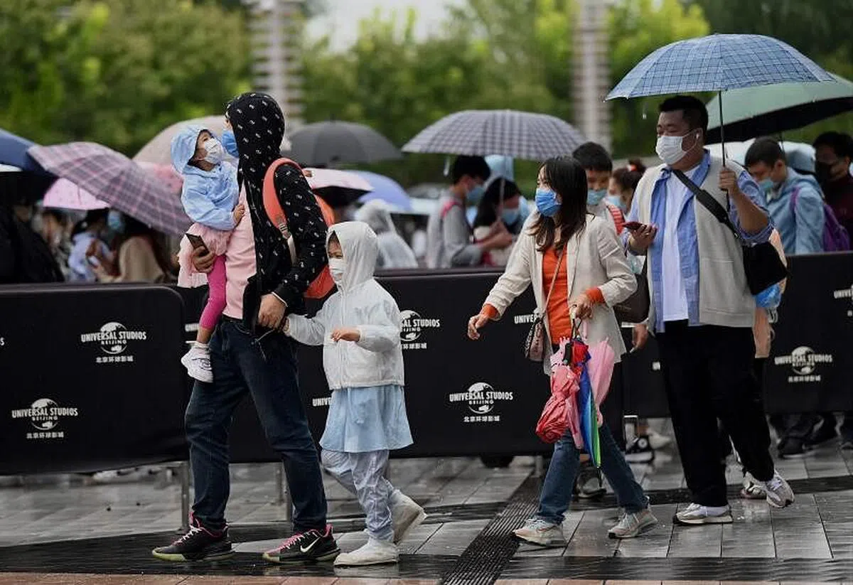 很多家长在环球影城开业首日带孩子前来体验。（法新社）