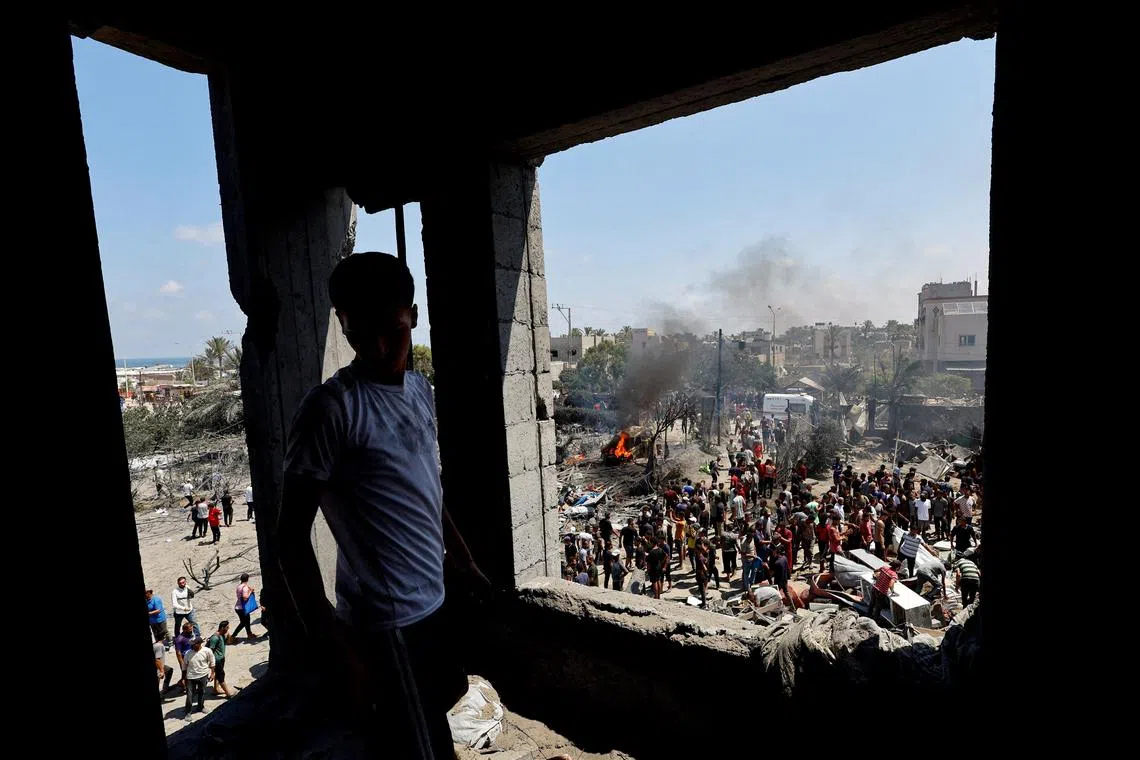 拉法西北海岸的马瓦西（Al-Mawasi）避难区星期六遭以军空袭后，沦为一片瓦砾荒地。（路透社）