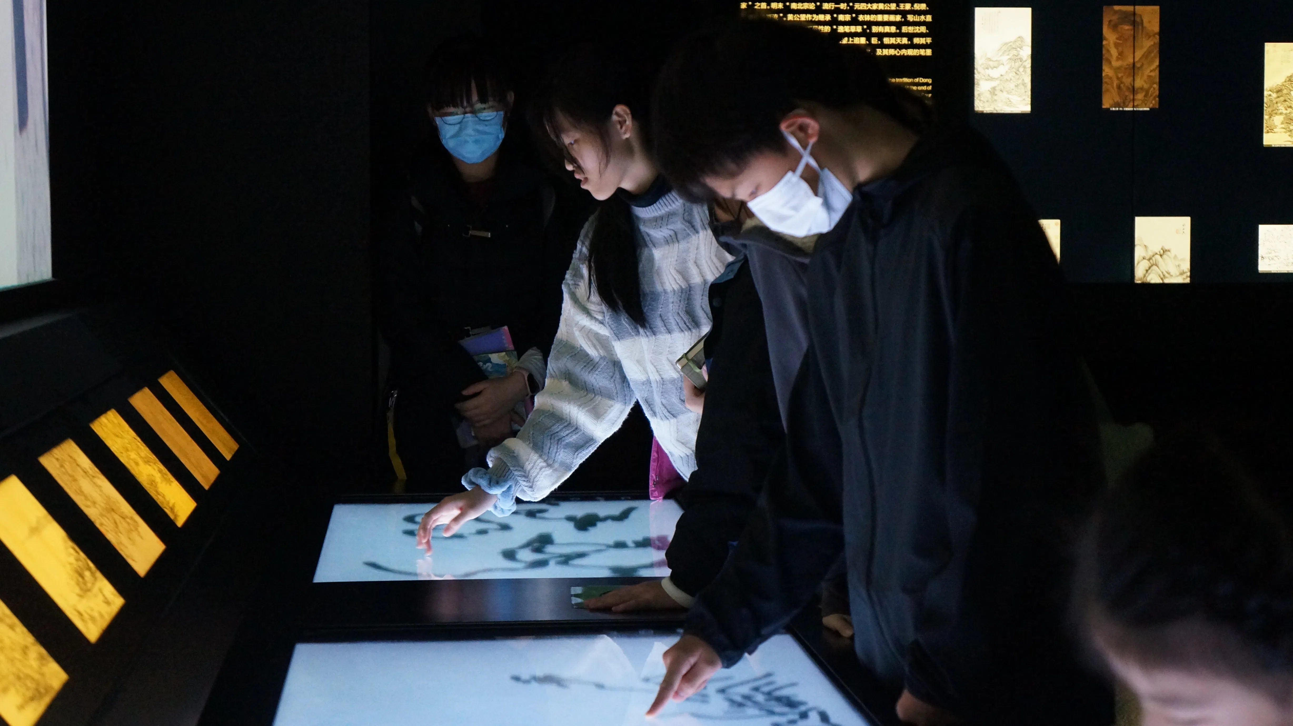 在浙江省博物馆这充满文化底蕴和历史气息的地方，语特生亲历岁月的痕迹，感受文化的精髓。（教育部提供）