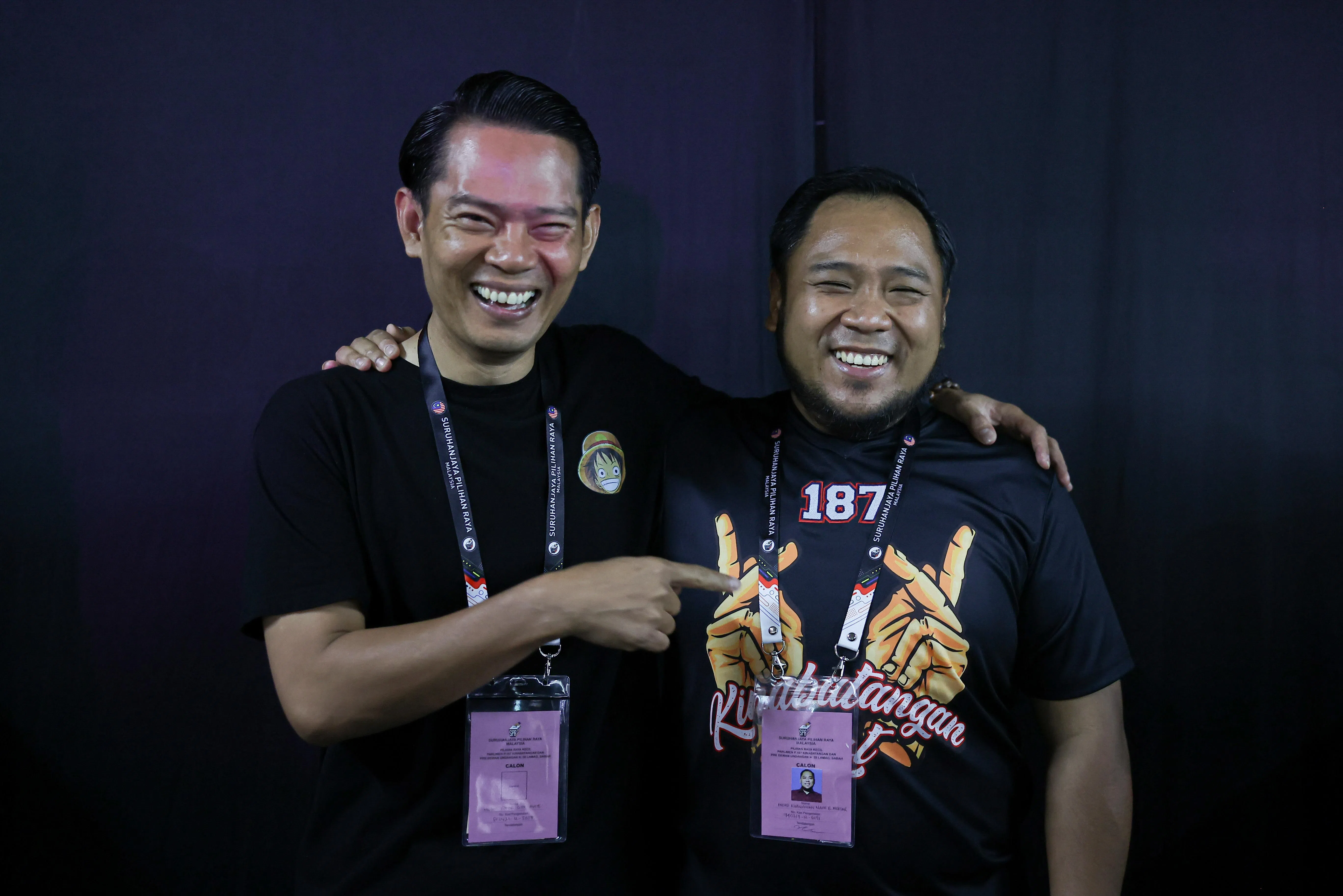 国阵的京那巴当岸国会选区候选人纳因（右），和拉末州选区候选人莫哈末依斯迈，毫无悬念赢得这两场补选。（马新社）