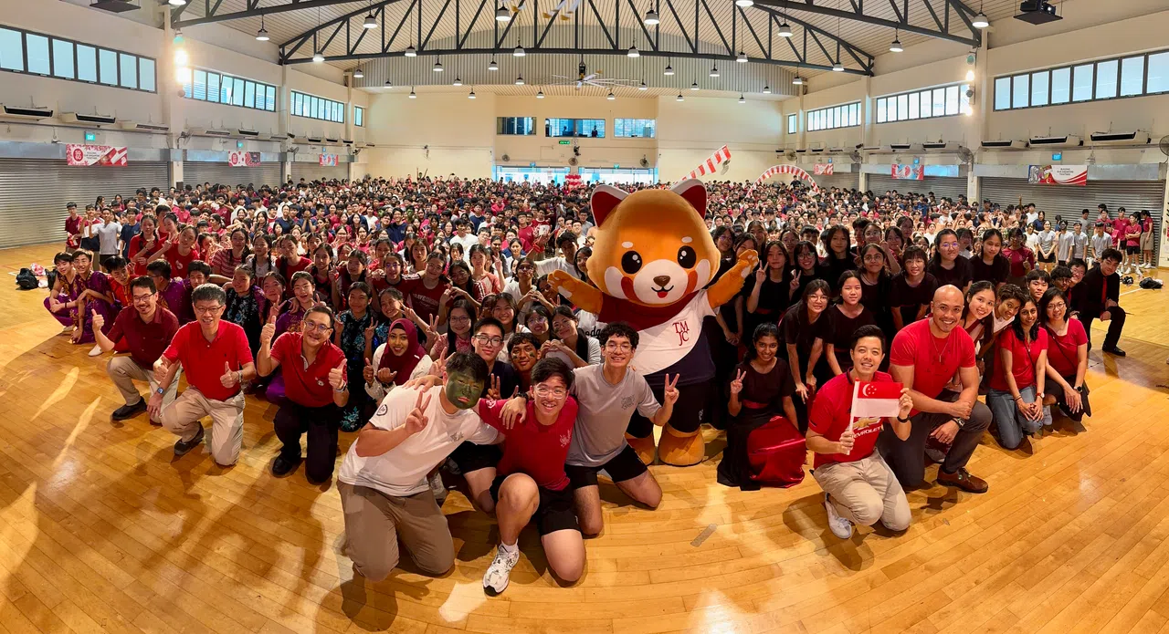 庆祝会之后，全校师生在礼堂大合照。（淡滨尼美廉初院摄影俱乐部提供）