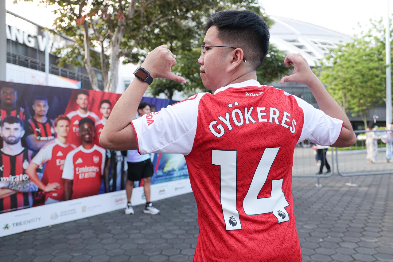 来自印尼的炮兵球迷陈志康一早抵新后，就在怡丰城列印了新援吉欧克勒斯的球衣。（李冠卫摄）