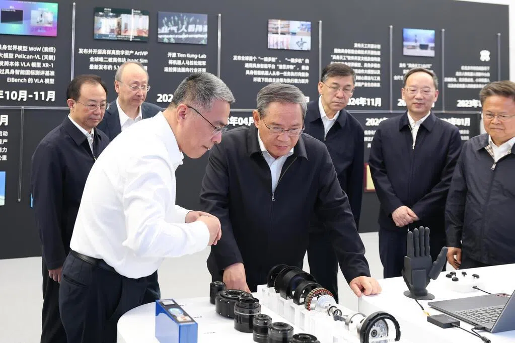中国总理李强在北京调研时强调，要推动人工智能和先进制造业深度融合，大力推进人工智能全方位、深层次赋能制造业。