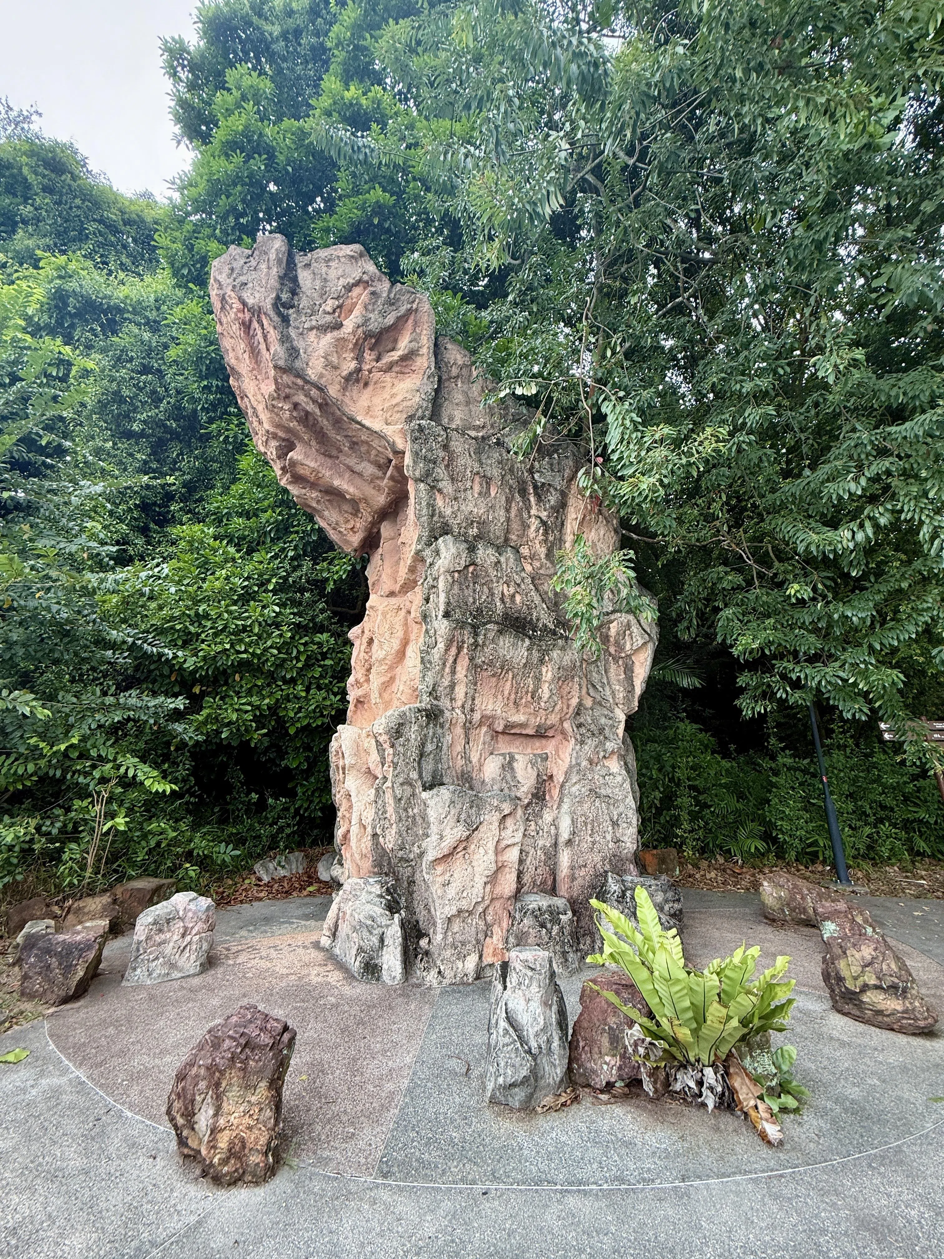 拉柏多公园南角，矗立着高约7.5米的龙牙门巨石复制品。（陈映蓁摄）