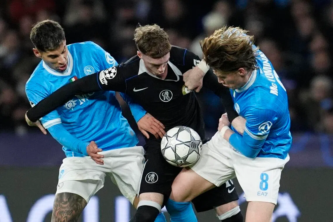 蓝军主力中场帕尔默（中）此前饱受腹股沟伤病困扰，但上场欧冠替补登场后连送两记助攻，帮助球队以3比2战胜意甲劲旅那波利，挺进淘汰赛。（路透社）