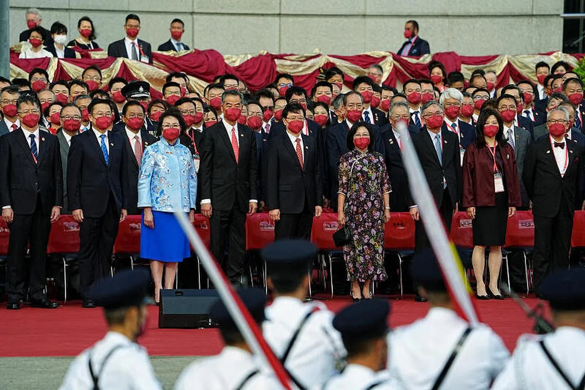 李家超星期六早上率领港府高层官员出席升旗仪式，全国政协副主席梁振英等也有出席。（路透社） 