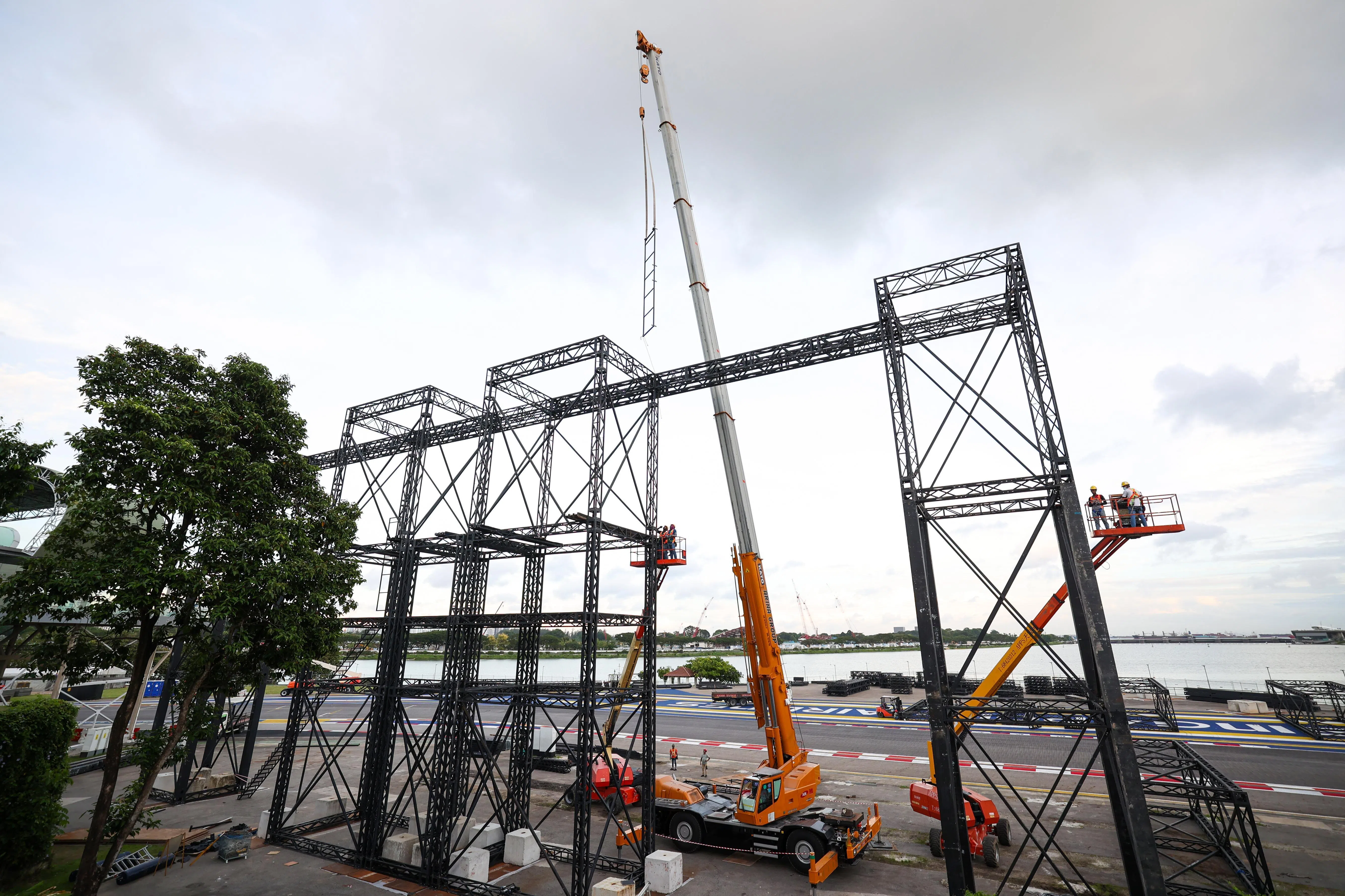 每一根支架都经过仔细测量和固定，确保舞台设备安装妥当。（林明顺摄）