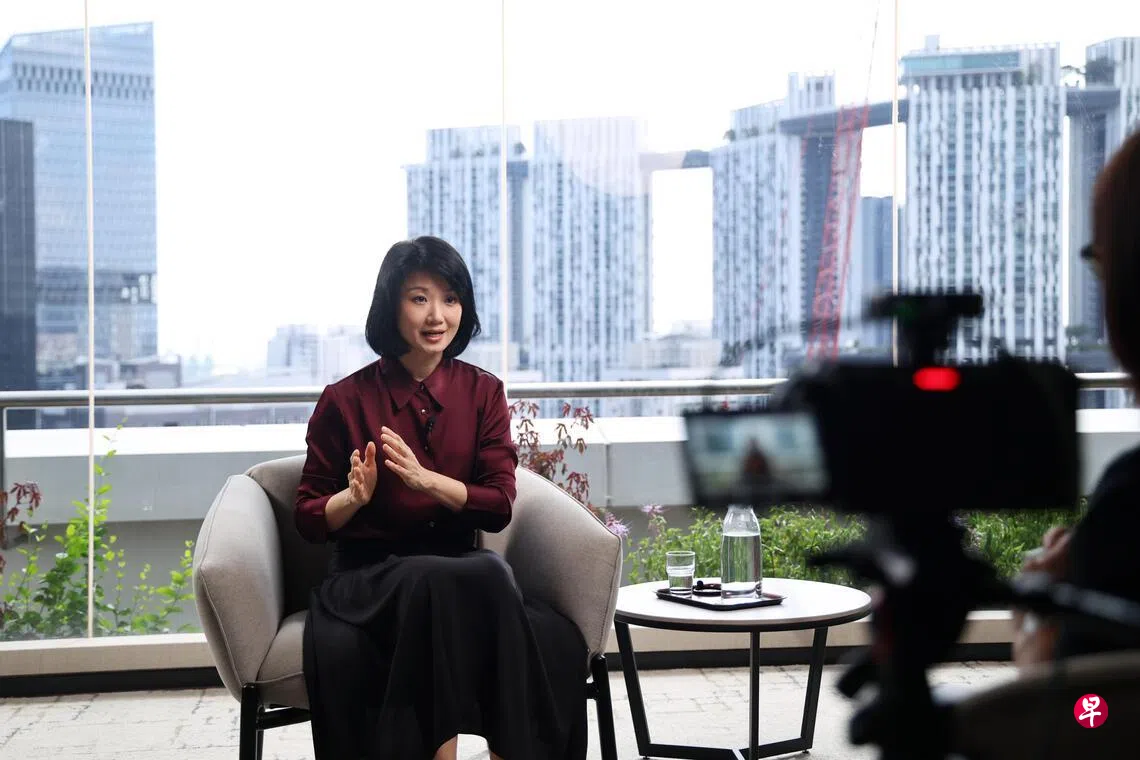 Image 14: 国家发展部兼交通部高级政务部长孙雪玲说，预购组屋协调委员会与各部门及一些基层顾问将合作，尽最大努力为新的大型预购组屋项目完善设施，让首批迁入的居民不论是在交通、托儿、餐饮消费等方面，都享有更大便利。 （陈渊庄摄）