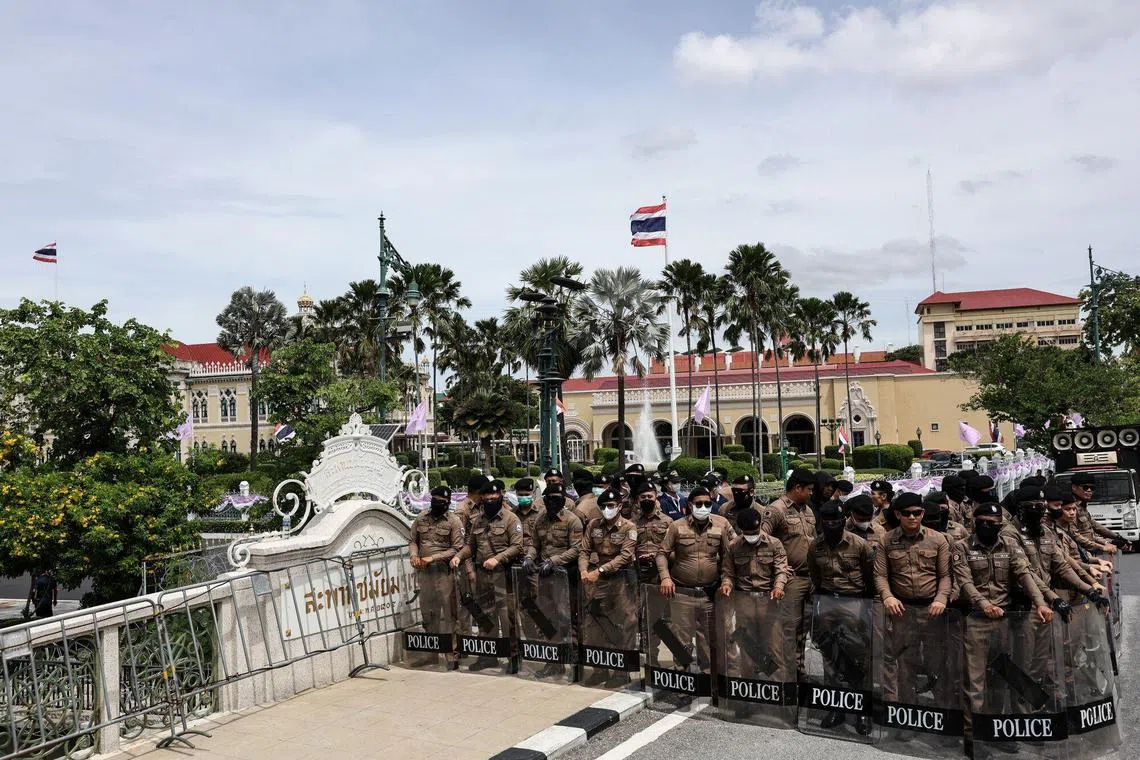 泰国警察周四（6月19日）在曼谷政府大楼外筑起人墙，防止示威群众越界。（彭博社）