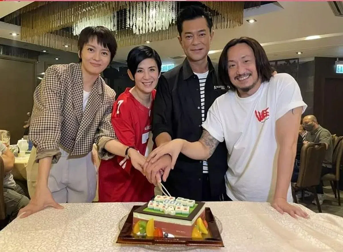 《阖家打麻雀》。（当按照）