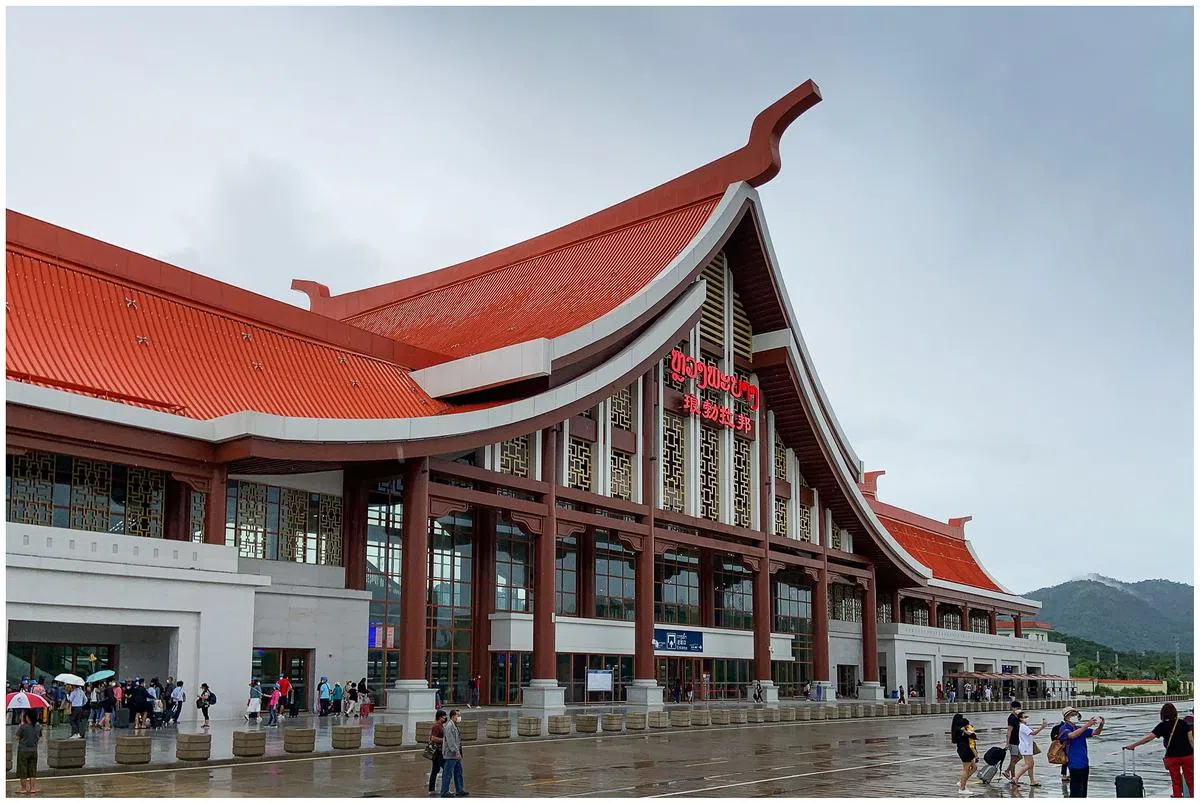 由中国建造的快铁系统与火车站。（姚耀光／图）