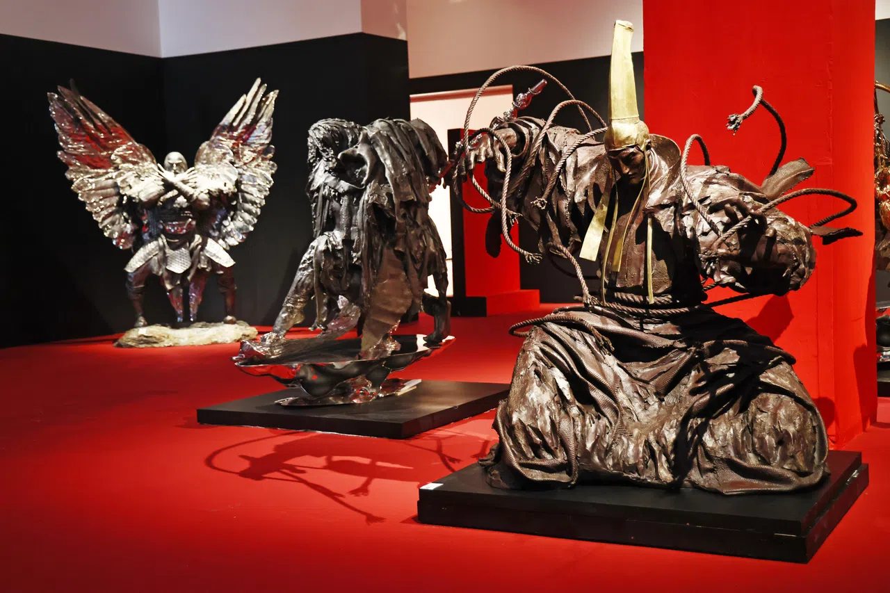 “侠之大者—金庸百年诞辰纪念·任哲雕塑展”展场。（陈渊庄摄）