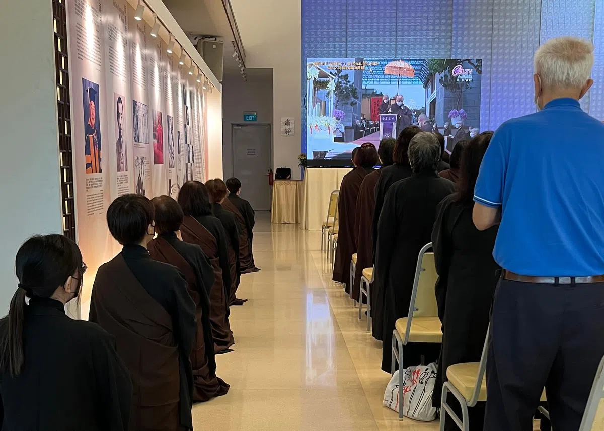 大殿两旁义工跪地泣别。（刘慧祺摄）