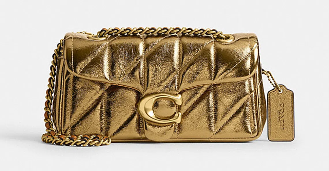 Coach的黄金肩背包，状似金条，带去拜年，宛如财神到。（品牌提供）