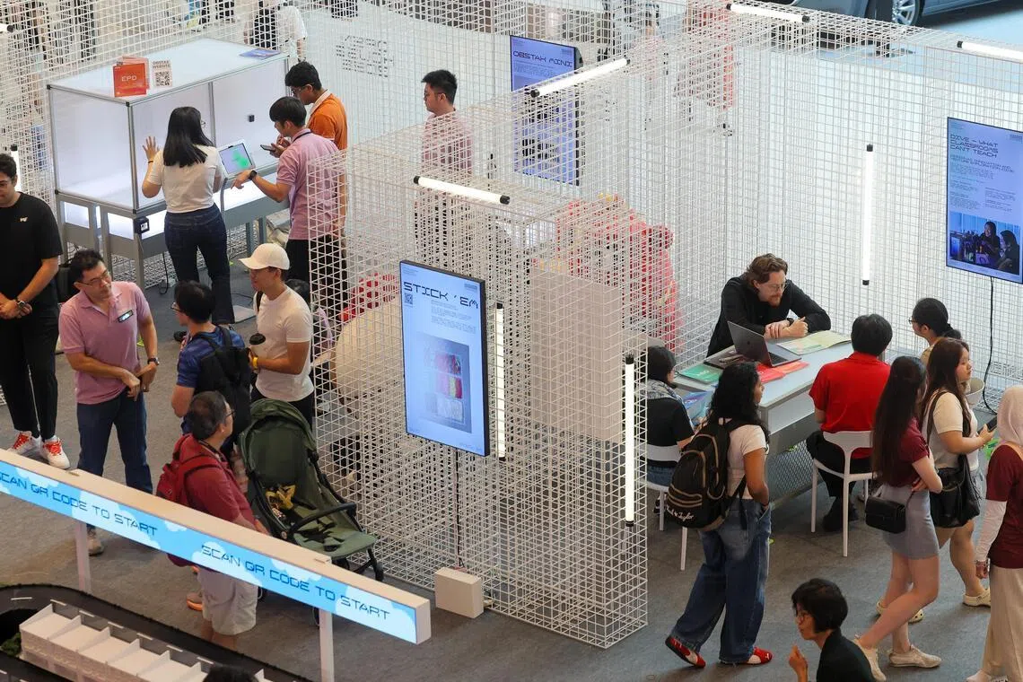 新科大首次走入购物中心主办开放日活动。本周末在怡丰城举办的活动吸引不少参观者，现场有教职员解答有关新科大课程的疑问。（张俊杰摄）