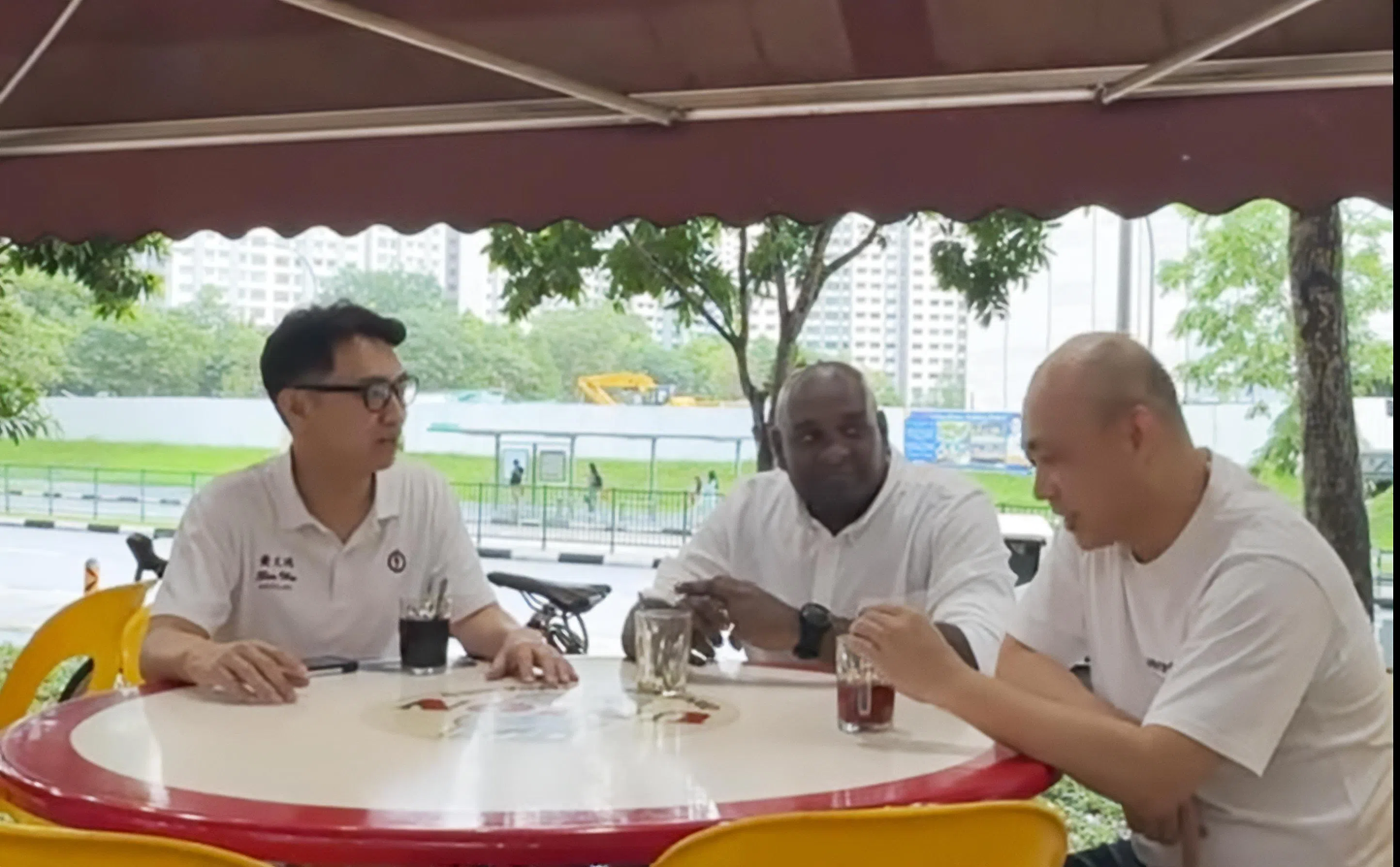 蔡厝港集选区的人民行动党议员黄文鸿（左一）星期天上午视察The Bricks工程进度前，与基层领袖讨论相关事务。（取自黄文鸿脸书）