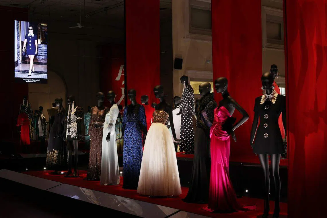 配合亚洲文明博物馆鄞昌涛服装回顾展，他捐赠160件个人最具代表性的服装给该馆。（龙国雄摄）