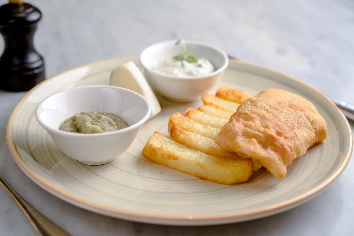 The English House餐馆当然少不了英式的炸鱼薯条。（餐馆提供照片）