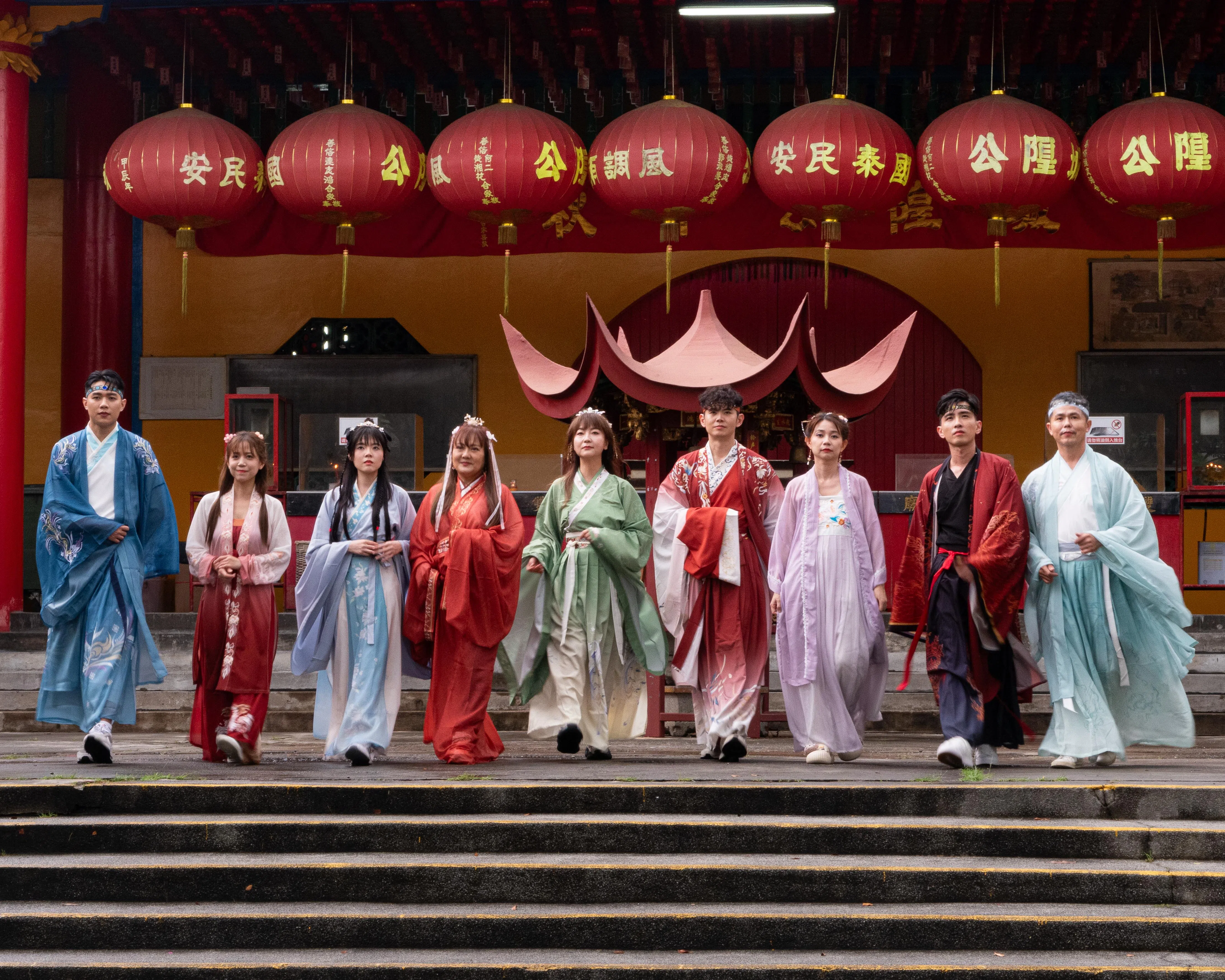 电台UFM100.3全体DJ去年穿上古装拍摄贺年歌MV《蛇么都Heng Ong Huat》。（档案照）