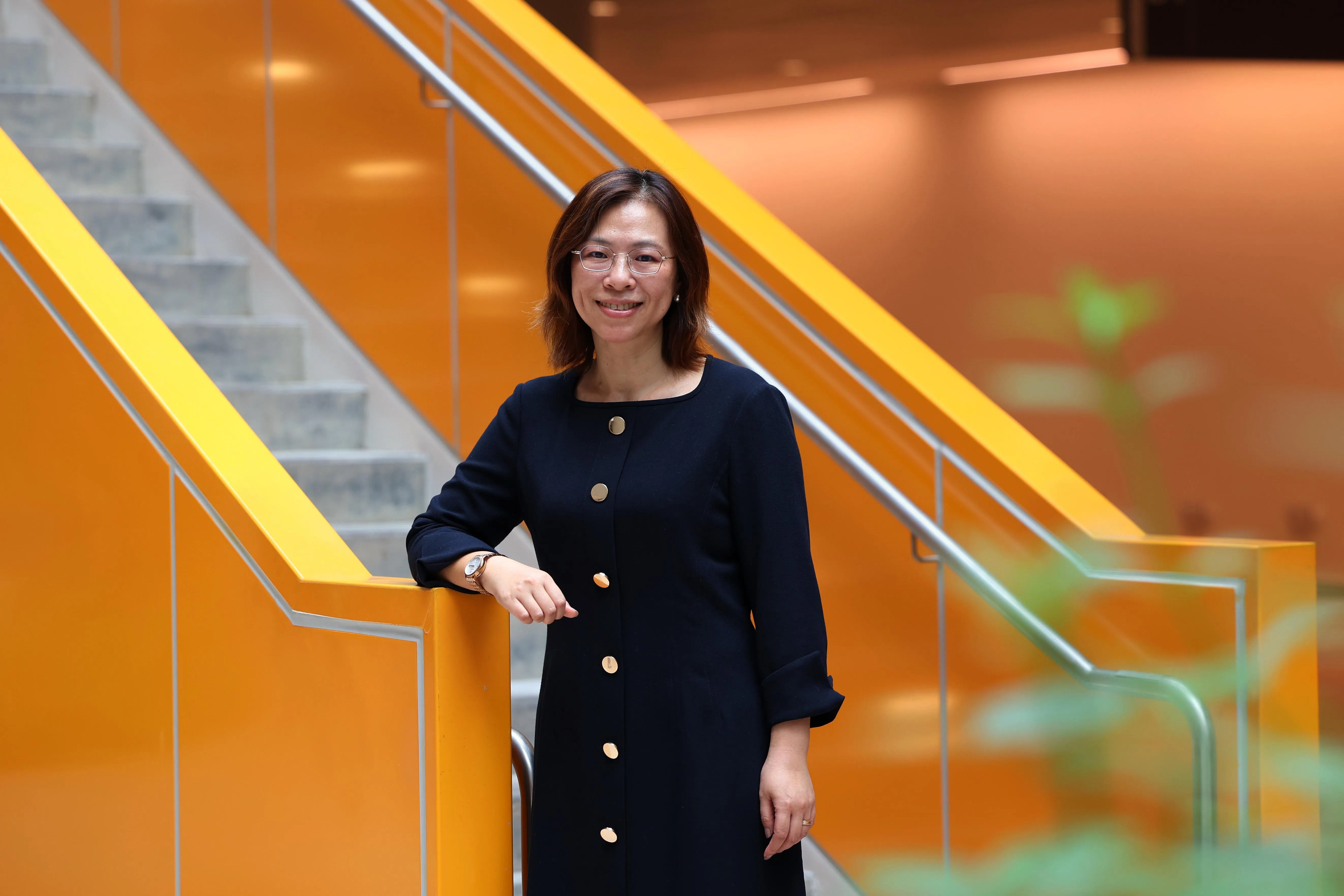 兀兰医疗集团营运策划部主任严艳，最喜欢园内与各楼颜色相应的开放式楼梯，因为可鼓励人们多爬楼梯，开启更活跃健康的生活。设计团队为不同大楼采用不同颜色，方便人们找路。（林明顺摄）