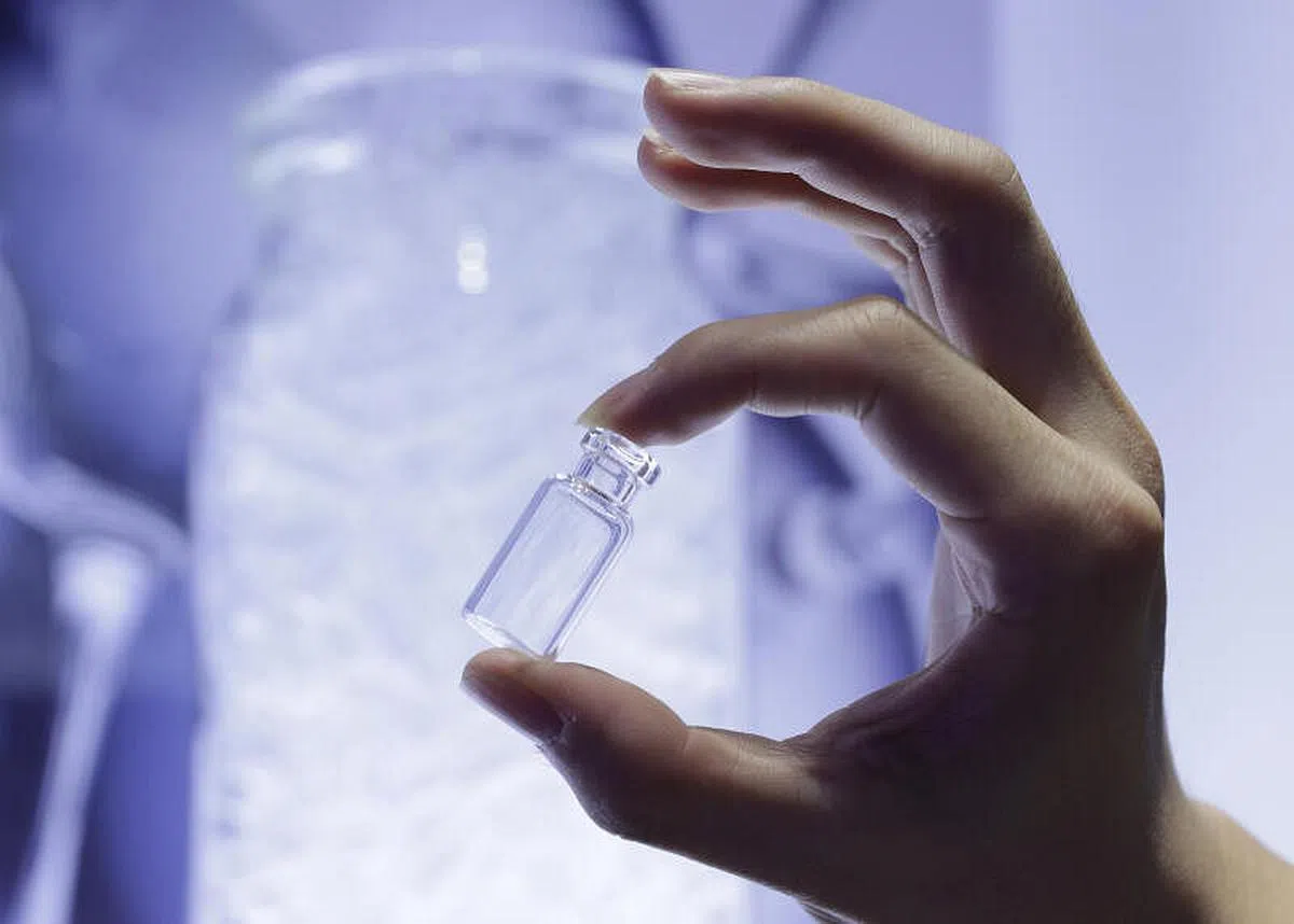 德国肖特集团在进博会展示公司的冠病疫苗玻管。（中新社）