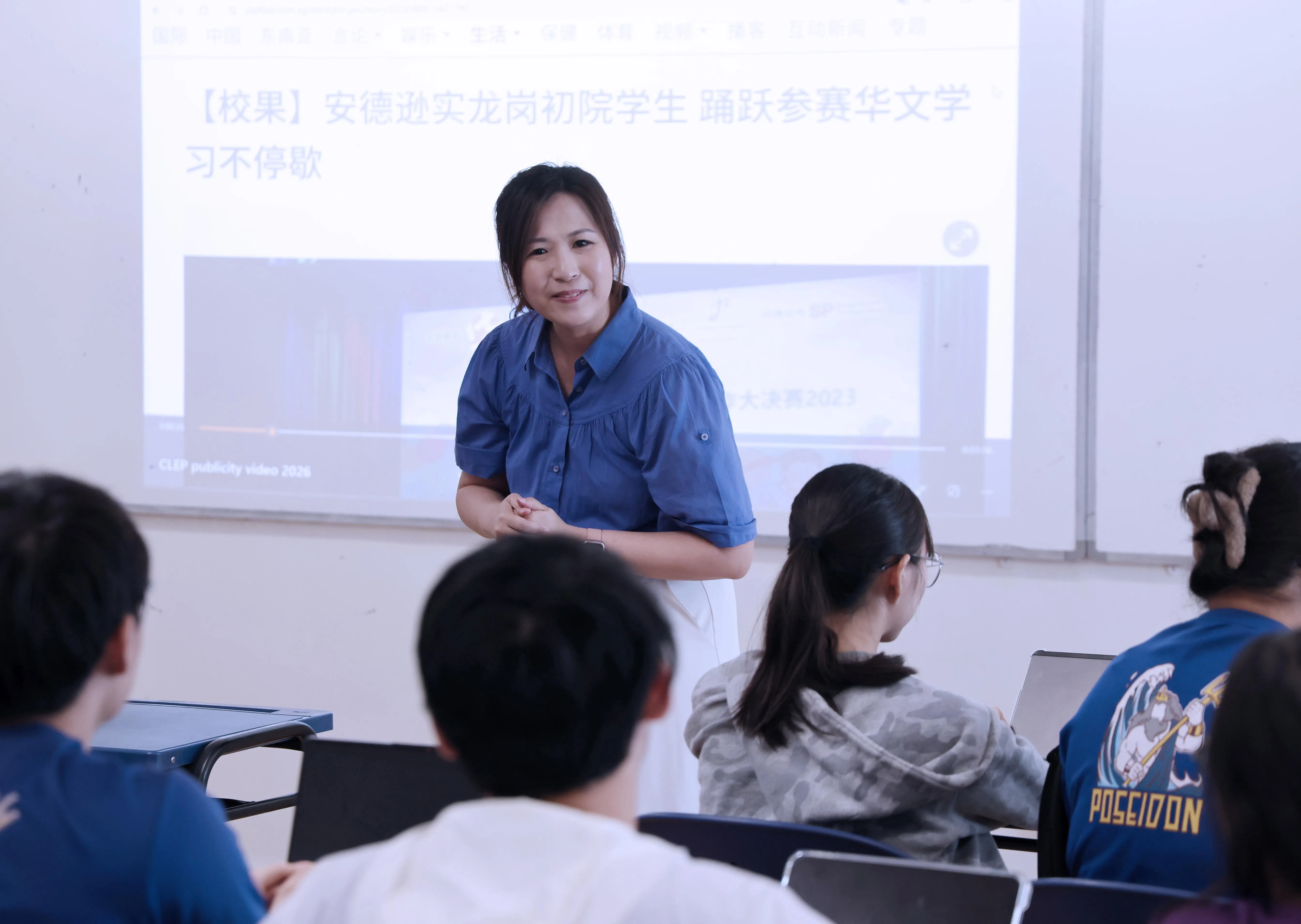 陈彬蓉相信，对文学的感知力其实和程度无关。不论程度强弱，是本地学生还是国际学生，都可以在课堂分享中做出贡献，并且及时给他们信心和肯定。（梁麒麟摄）