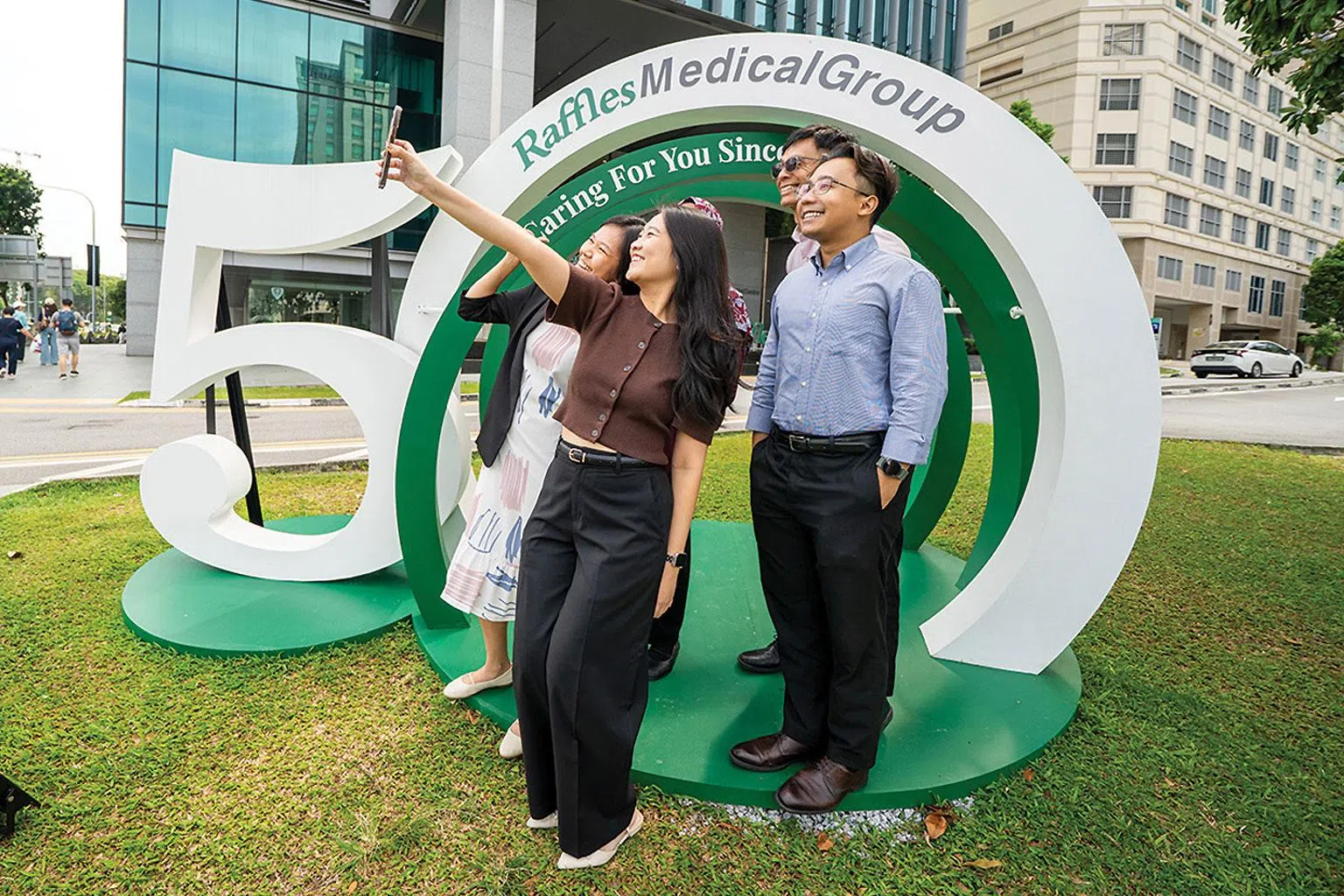 今年，莱佛士医疗集团欢庆成立50周年，这个“50”立体造型照相亭，让你能以医院大楼为背景合影留念并在线分享。（莱佛士医疗集团提供）