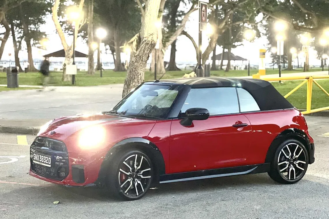 关上软篷，迷你开篷车同样迷人。（吴庆康摄）