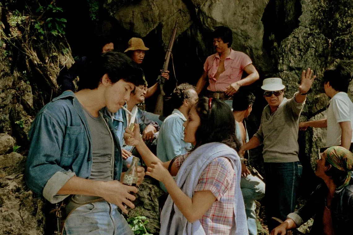 嘉多（前左）在波娜（前右）的到来后，在生活的方方面面几乎丧失了自理能力。图为在片场照顾嘉多的波娜。（新加坡国际电影节提供）