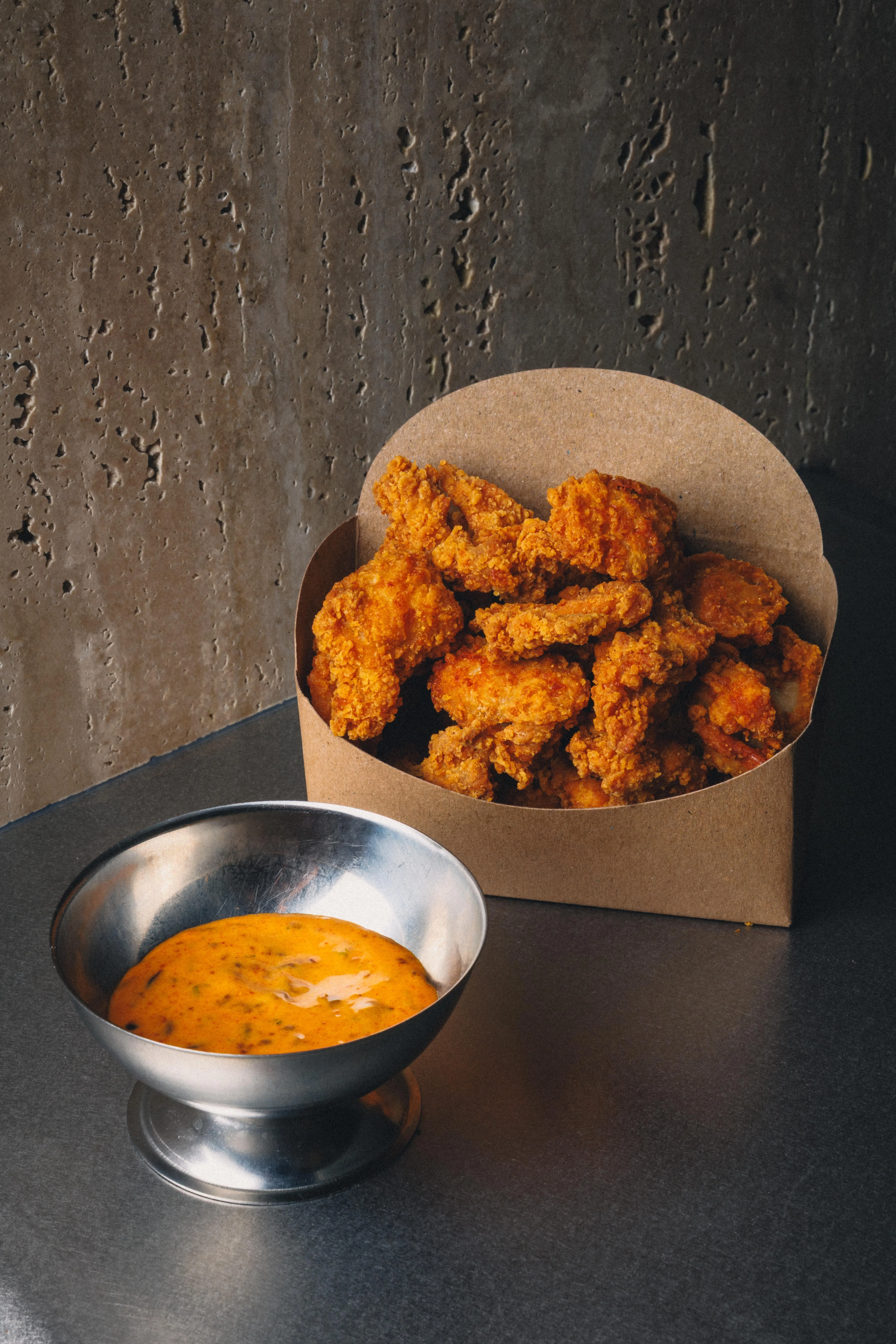 Chicken Poppers炸鸡球搭配餐馆自制脆辣蒜泥蛋黄酱，酥脆美味。（餐馆提供）