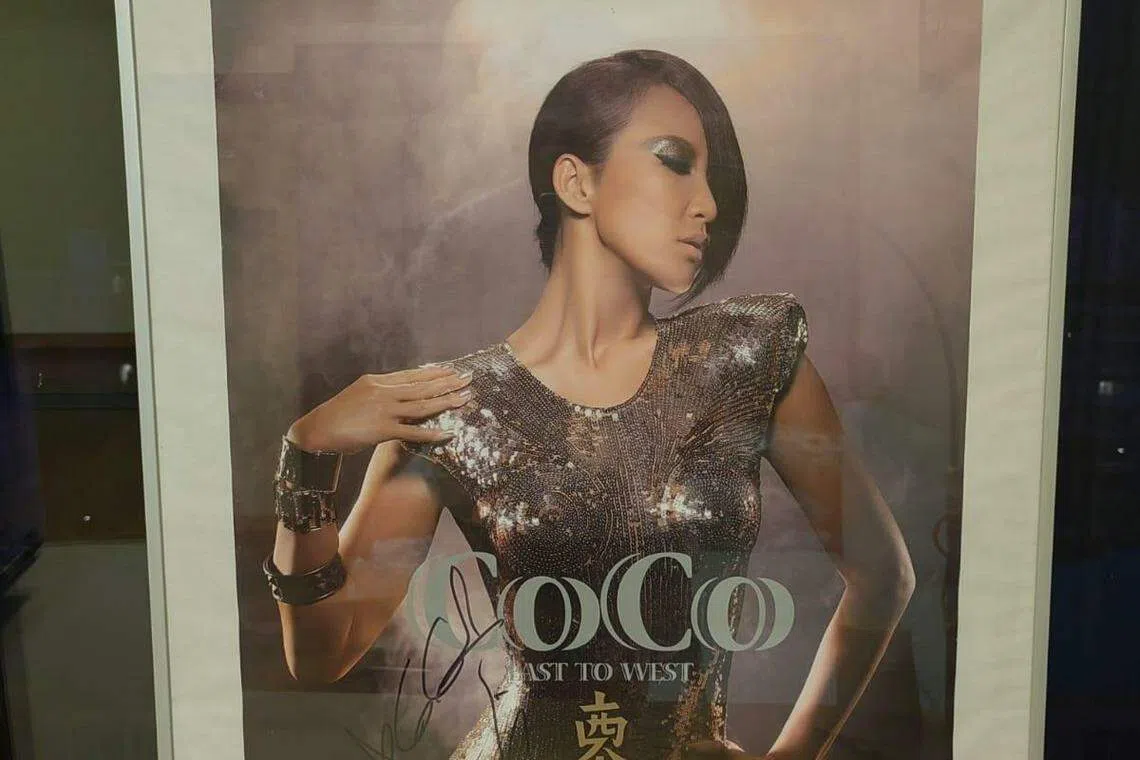 李玟签名的这张《东西》专辑海报是胡天培的珍藏之一。（胡天培提供）