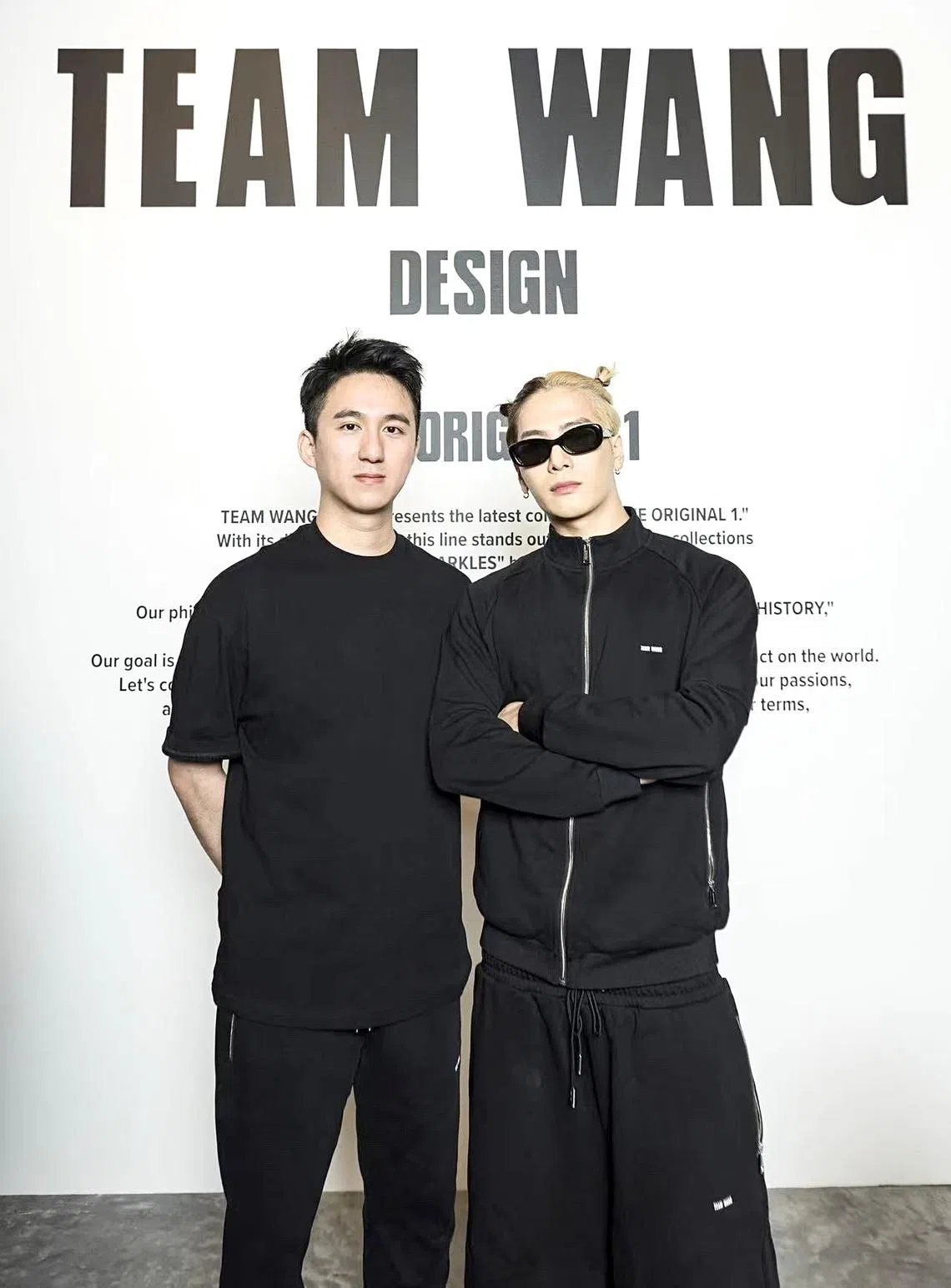 身为Team Wang design创始人、设计师与创意总监，王嘉尔（右）负责制作与内容，作为首席执行官的张权负责品牌的业务运营、管理，以及后端工作。（Team Wang design提供）