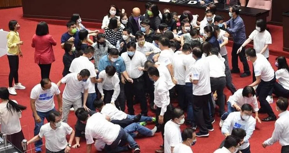 蓝绿立委在立法会相互肉搏，乱成一团。（自由时报）