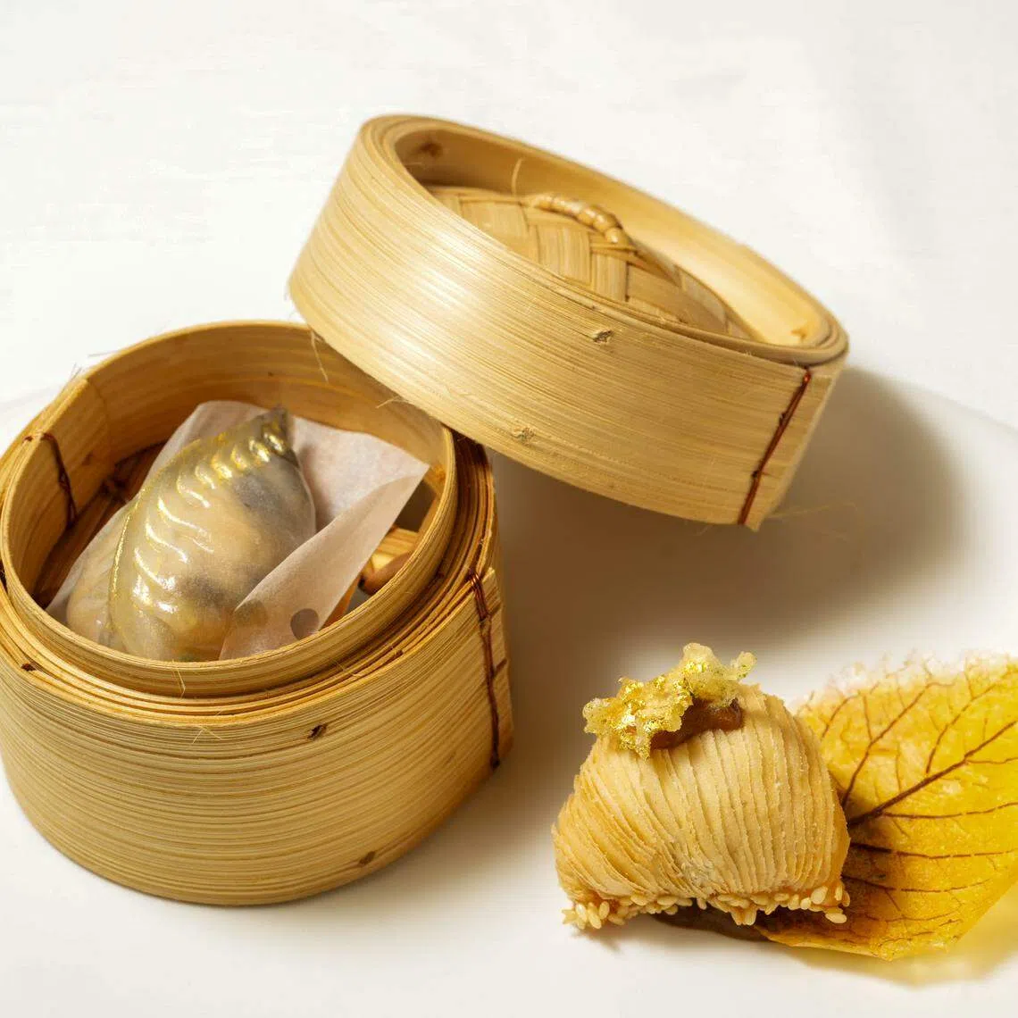 绣球牛肝菌海参酥（右），一改常见海参焖煮吃法，变成小点馅料。（香港旅游发展局提供）