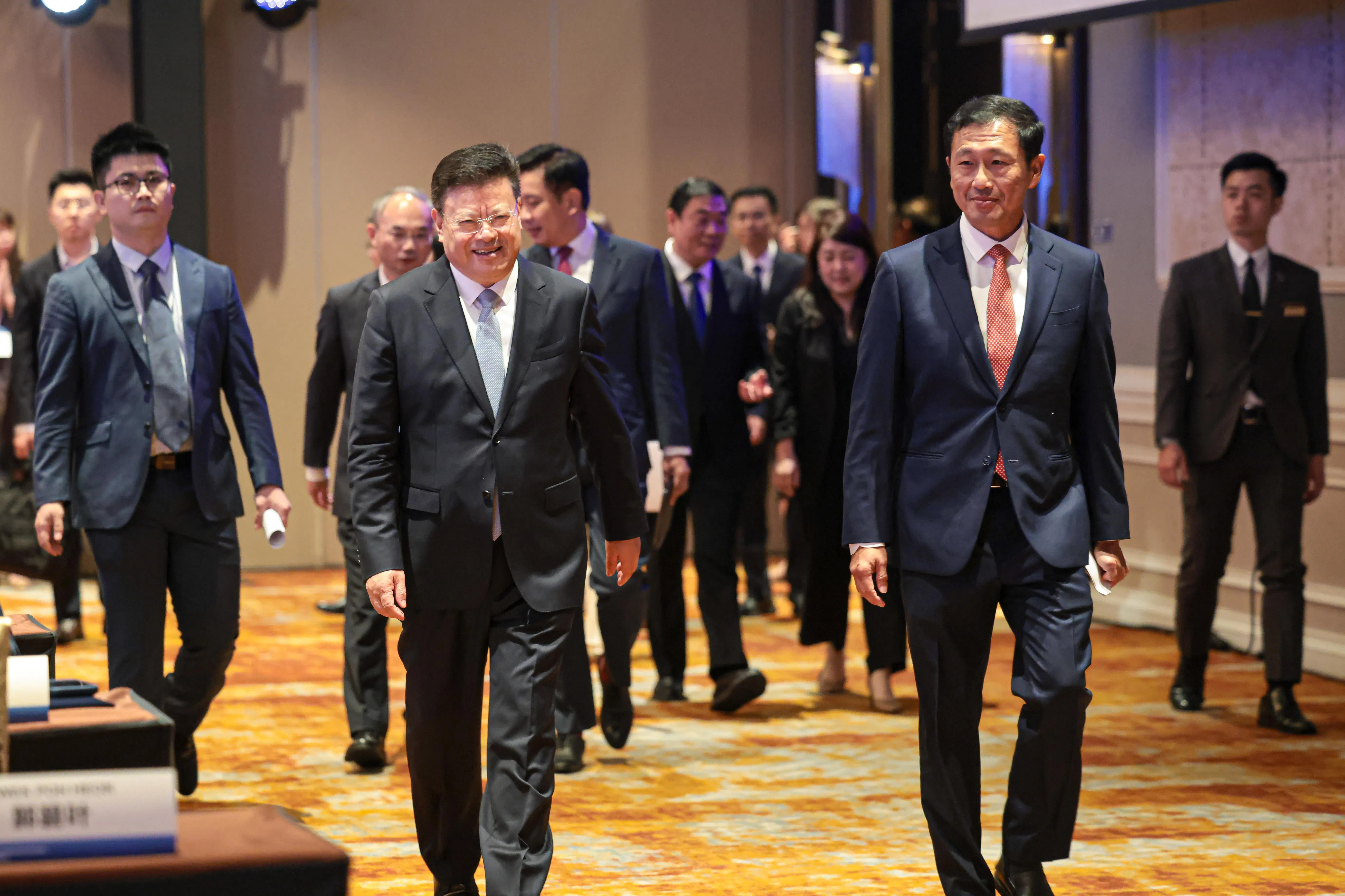 中国广东省长孟凡利（前排左）星期二（8月25日）下午与社会政策统筹部长兼保健卫生部长王乙康（前排右），步入会场共同主持在新加坡召开的第16次新粤合作理事会会议。（李冠卫）