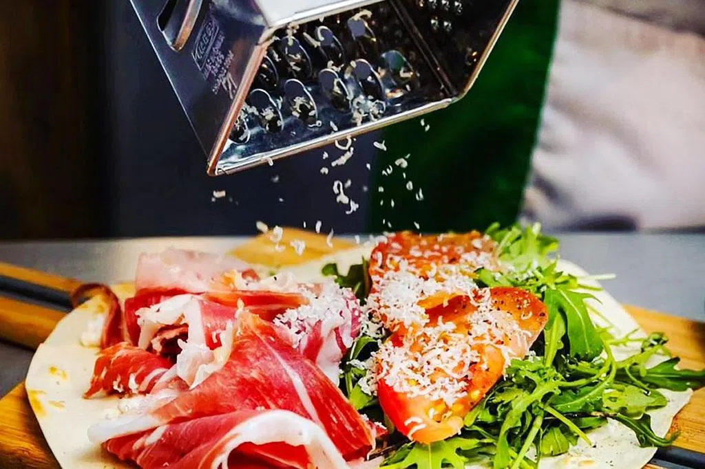 前新航空姐拜师学艺 卖意北小吃皮亚迪纳