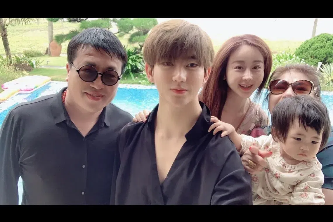 咸素媛和老公陈华、公公、婆婆和女儿上真人秀《妻子的味道》。（咸素媛IG）