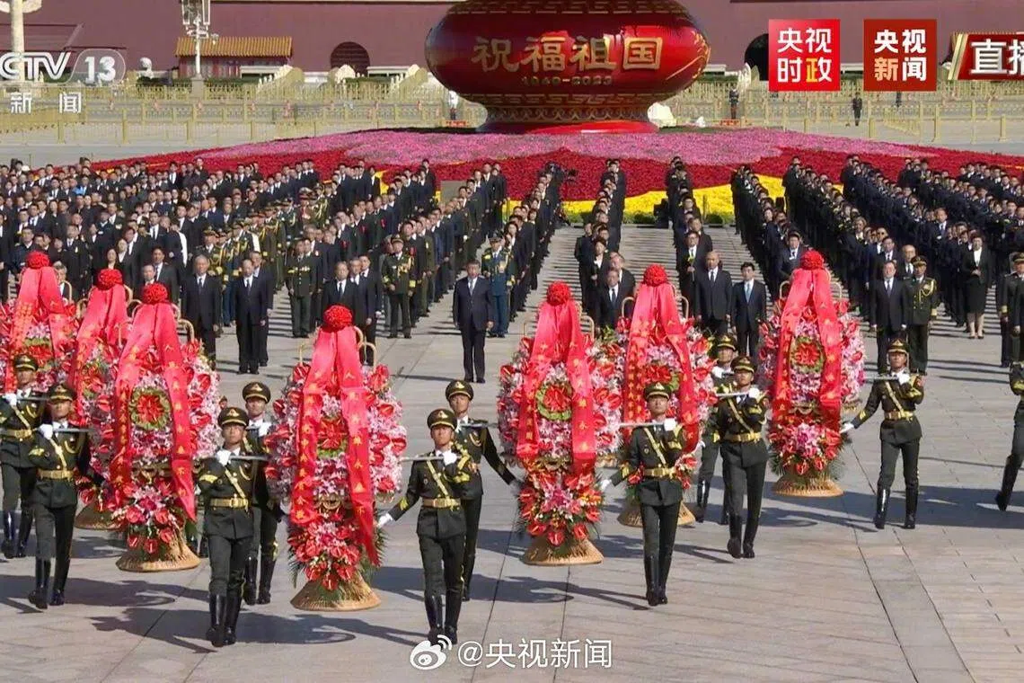 烈士纪念日向人民英雄敬献花篮仪式星期六（9月30日）上午在北京天安门广场举行。（中国央视截图）