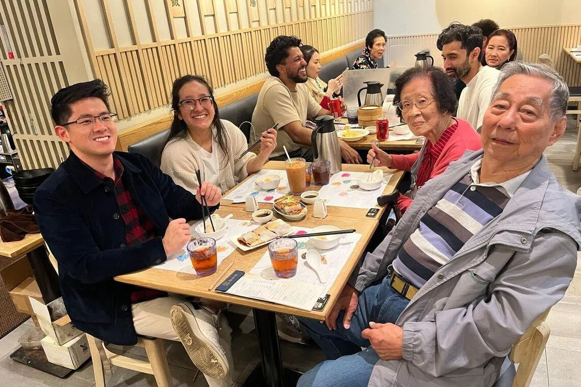 以前是长辈在旅程中照顾儿孙，如今轮到孙辈带着爷爷奶奶出游。右起为陈彬祥、陈金梅。（受访者提供）