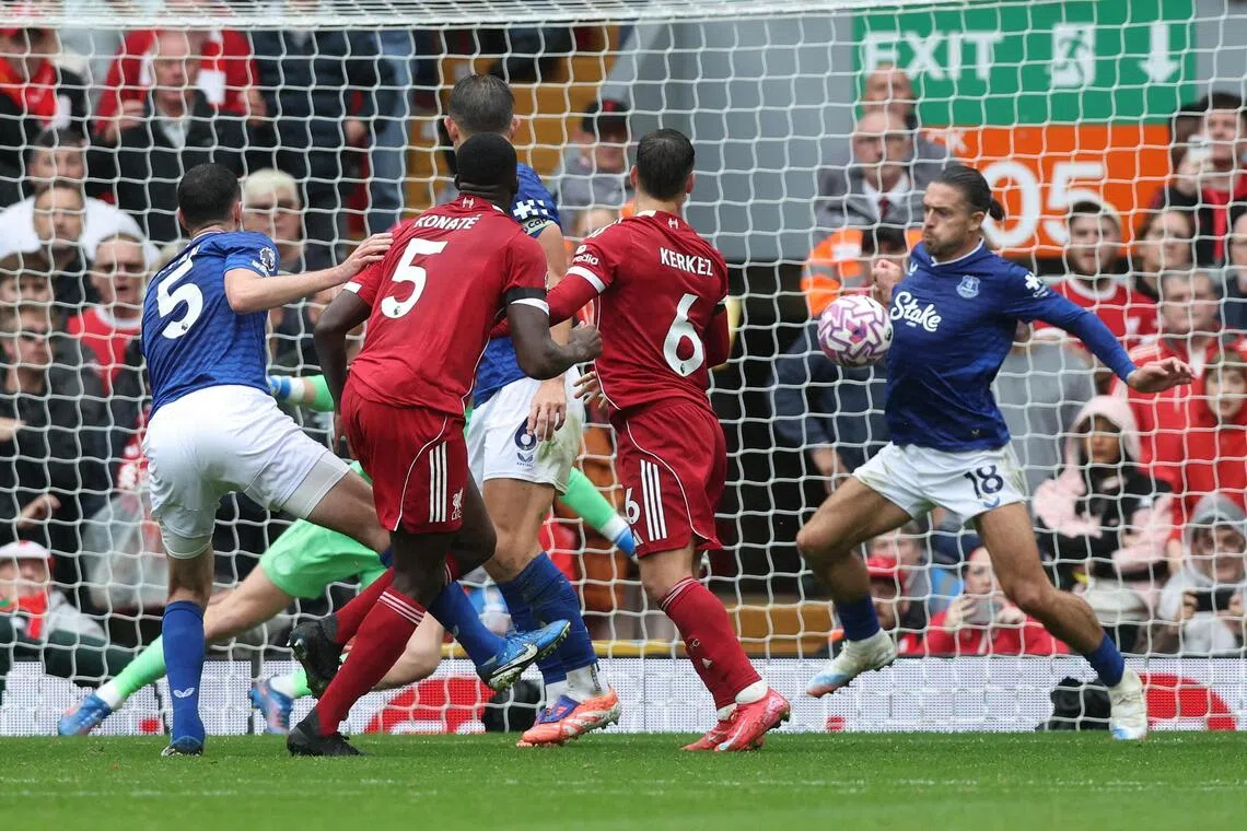 格雷利什（右）在龙门前胸部停球，挡住红军后卫科纳特（红色5号）的攻门。（路透社）