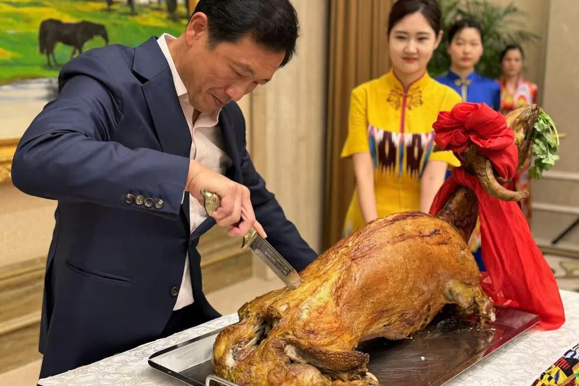王乙康尝试切开一只烤全羊，他配文说：“我有幸切一只烤全羊，希望给大家带来好运。”（王乙康脸书）