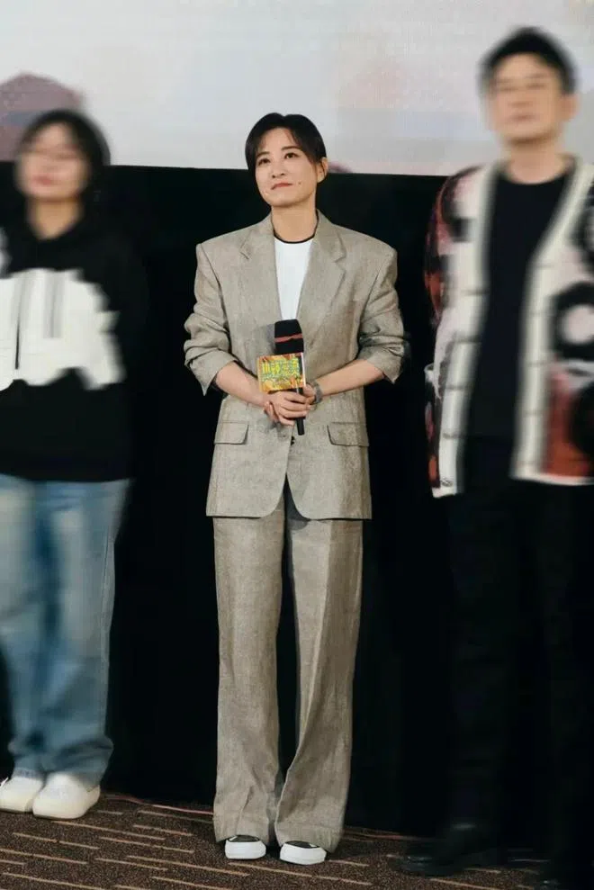 贾玲（中）穿世界级顶奢品牌配母亲留下的百元手表。（互联网）