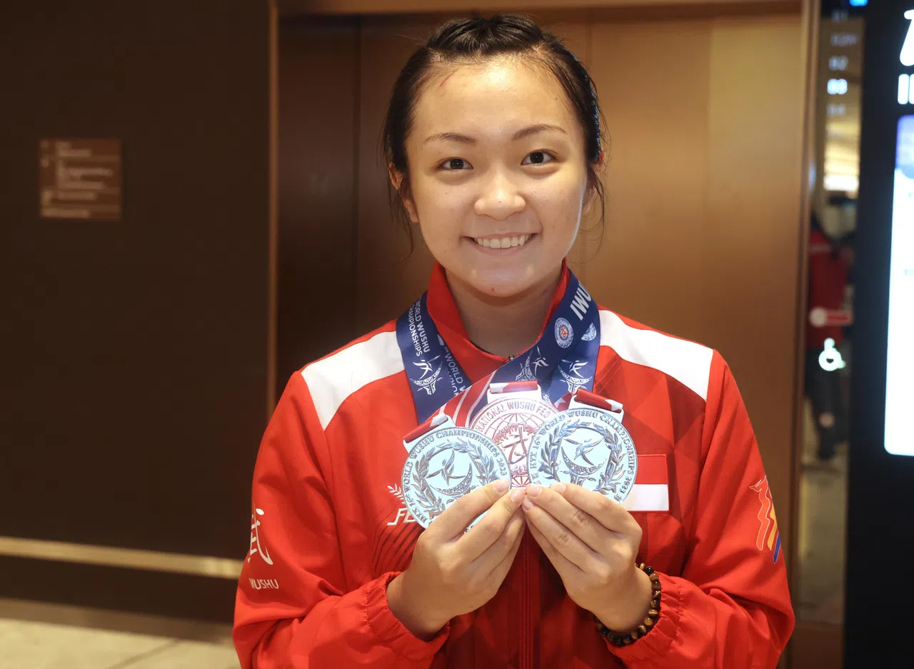 王瓅苓是我国代表团中奖牌最多的运动员，她在女子长拳、棍术和对练都获得奖牌。（邬福梁摄）