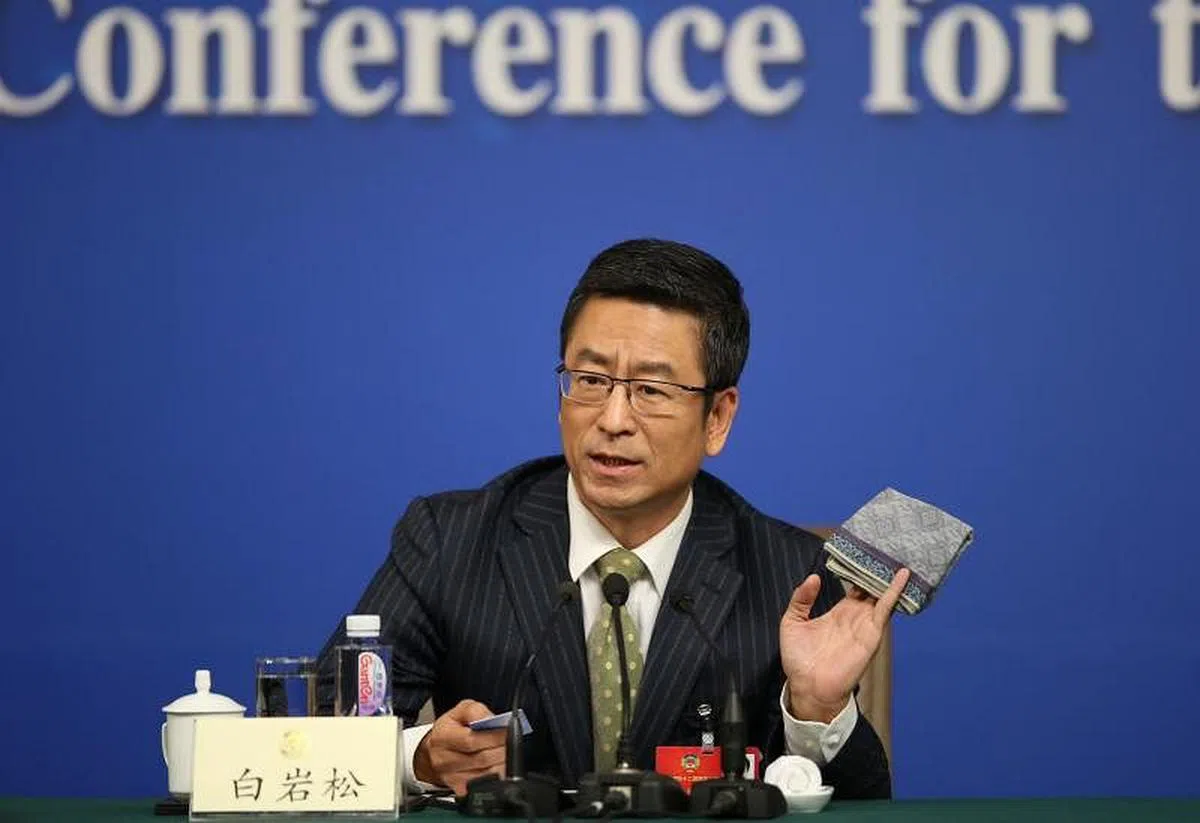 央视新闻主持人白岩松星期四在播报新闻时说“我们正式迈向了结束疫情生活的道路”，引起网民热议。（互联网）