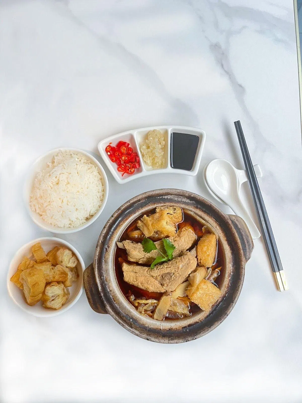 源自巴生谷的巴生肉骨茶以多种药材和香料炖煮的排骨汤，既滋补又美味。（酒店提供）