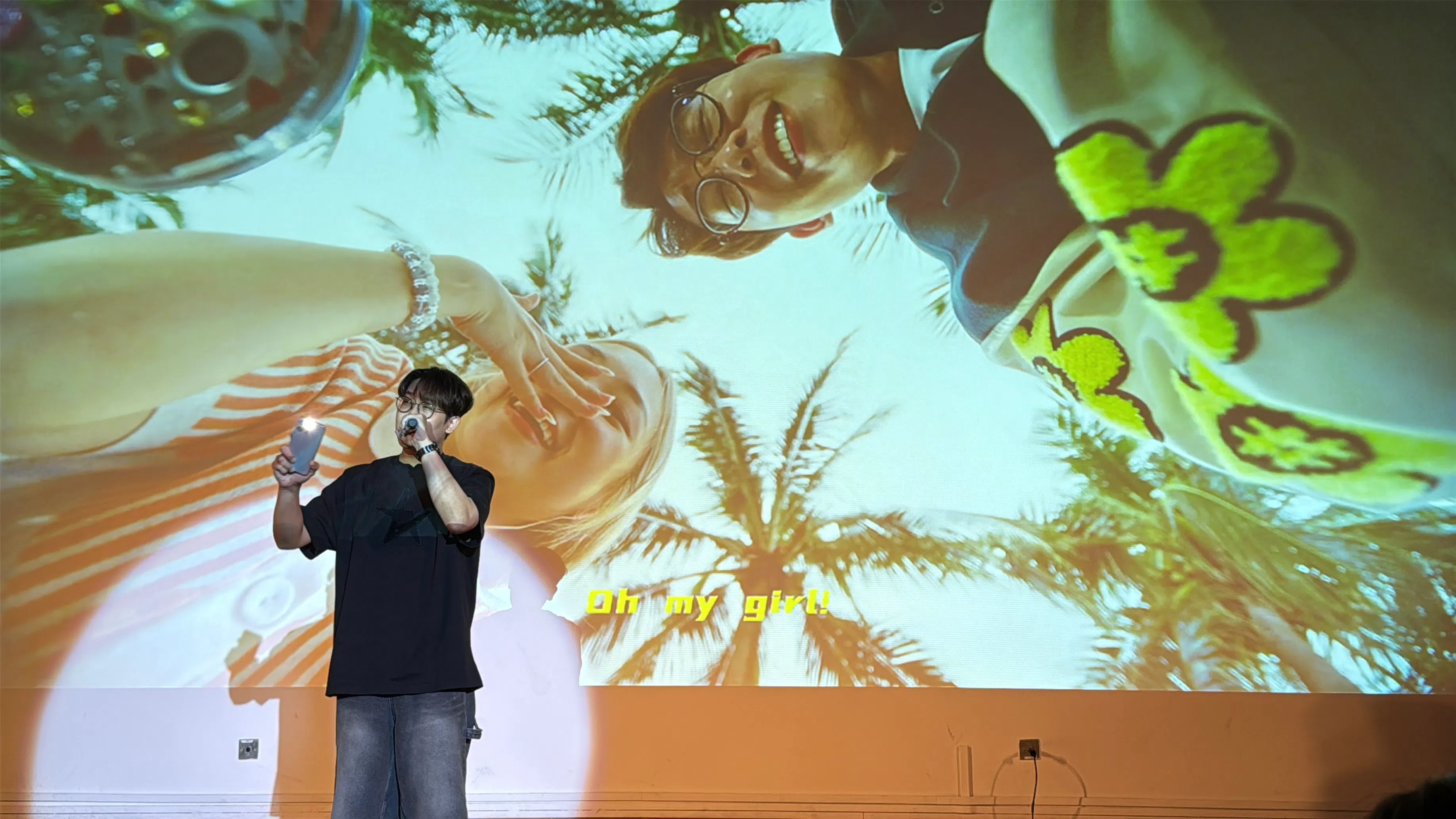 本地歌手范平庚热情演唱个人创作歌曲。（联合学生通讯员摄影施策摄）