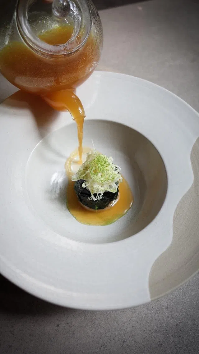 August餐馆的虾“饺”配姜黄汤汁。（餐馆提供）