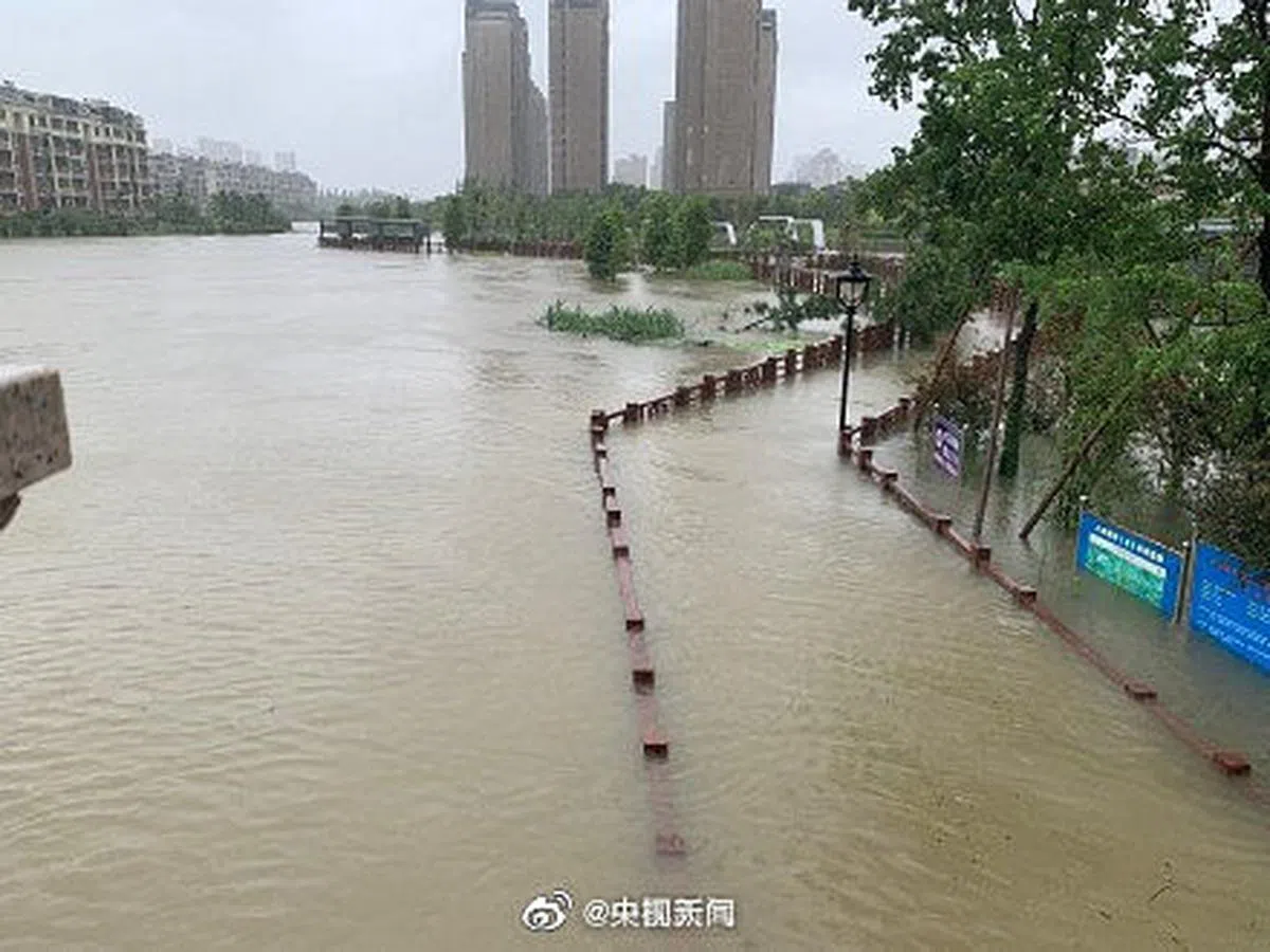 网上流传的照片显示，浙江余姚受灾严重，街道被雨水淹没。（互联网）